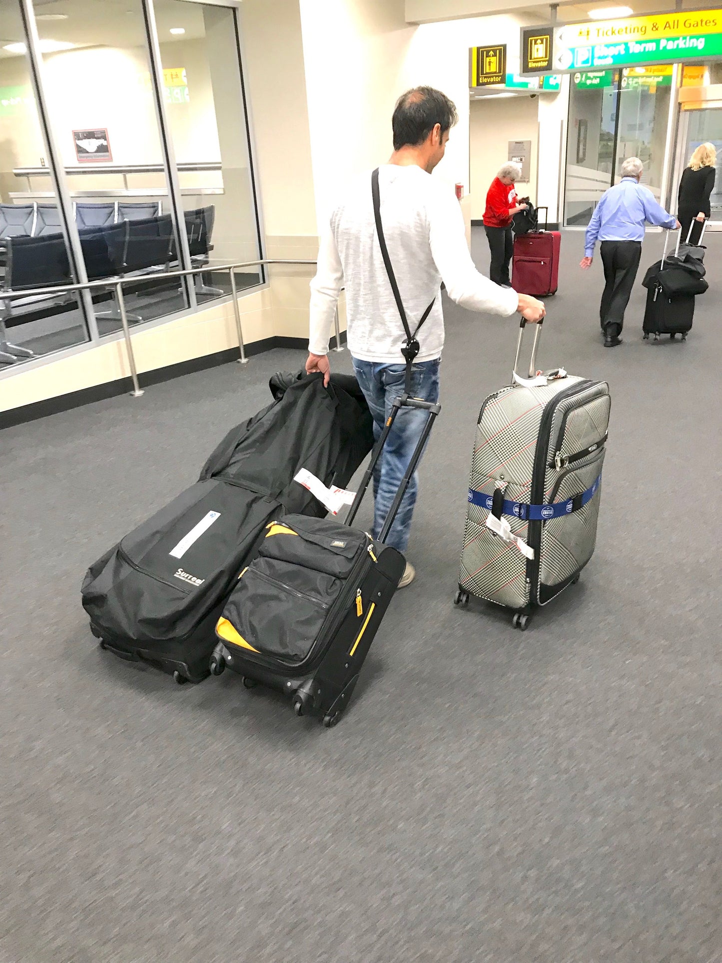 (U.S.) RetraStrap Hands Free your carry-on luggage - Anti theft.